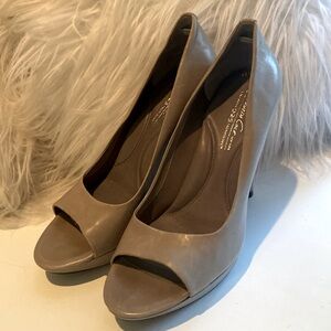 Kenneth Cole, grey leather platform peep toe heels 👠